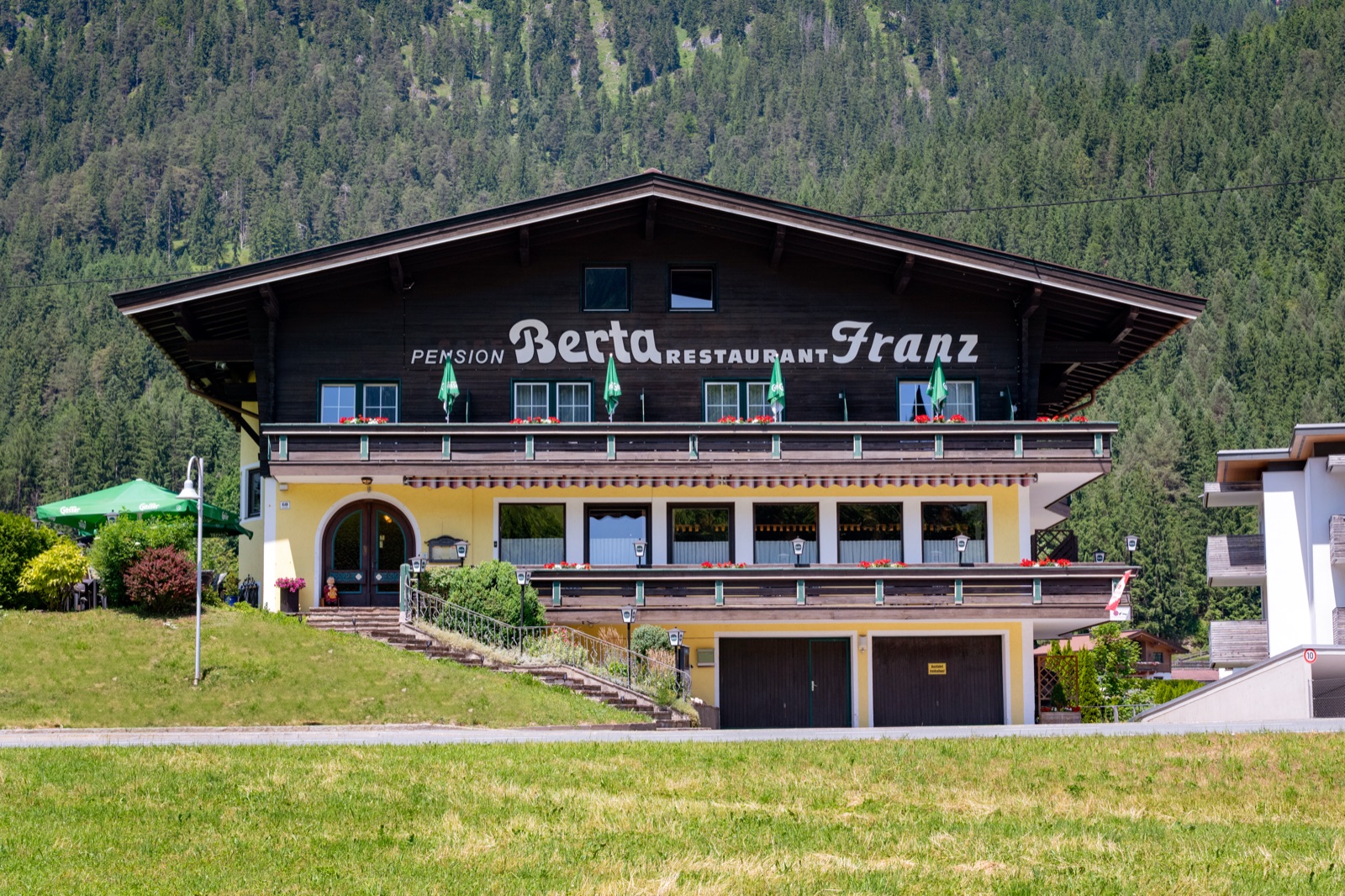 Pension Berta in Waidring — Außenansicht mit Tiroler Bergpanorama