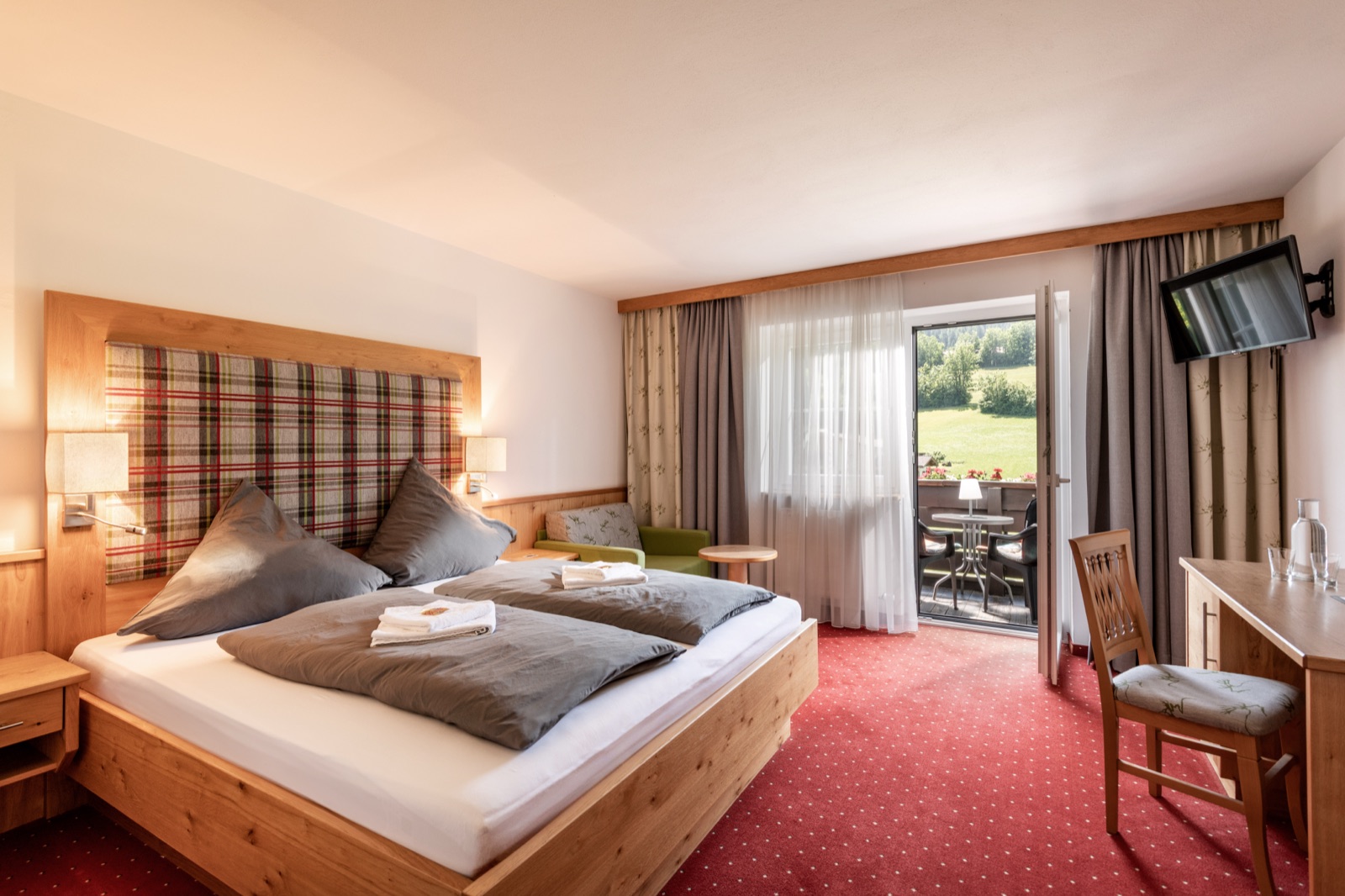 DeLuxe Dreibettzimmer mit Doppelbett, Schlafsofa und Balkon